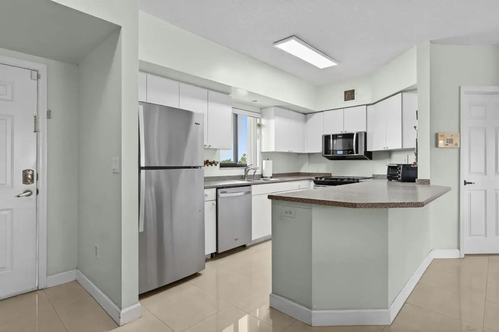 2015 Lavers Circle # 403, Delray Beach FL 33444 photo 2