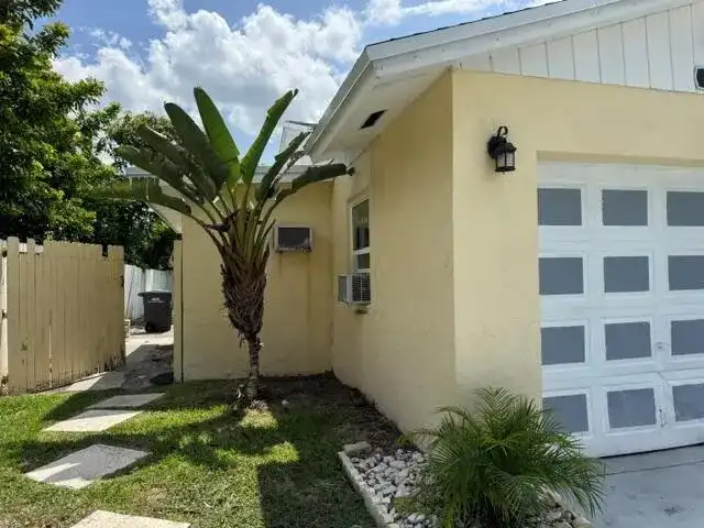 1800 PINEHURST Drive # 1, West Palm Beach FL 33407