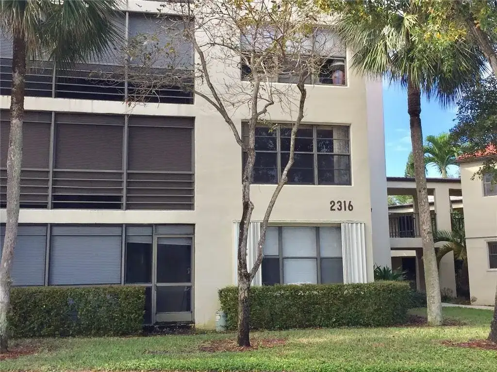 2316 S Cypress Bend Drive # 220, Pompano Beach FL 33069 photo 2