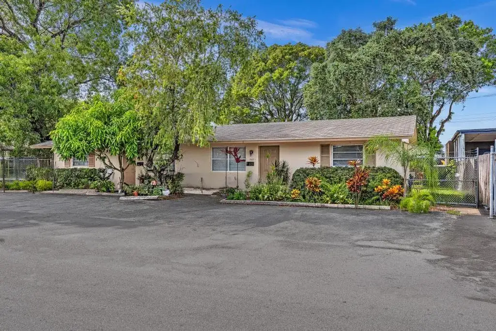 560-564 NE 35th Street, Oakland Park FL 33334 photo 3