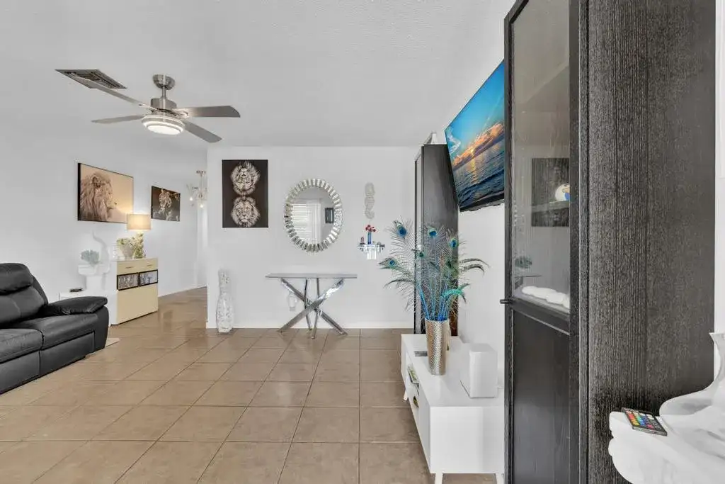 560-564 NE 35th Street, Oakland Park FL 33334 photo 4