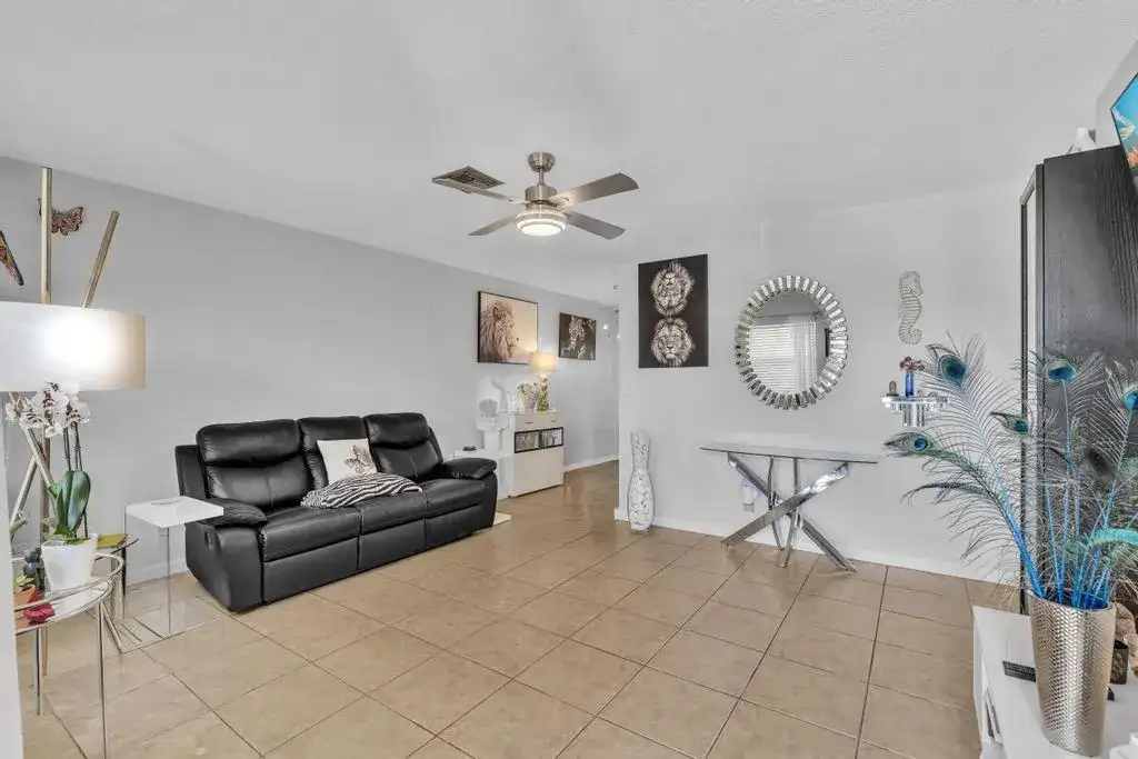 560-564 NE 35th Street, Oakland Park FL 33334 photo 5