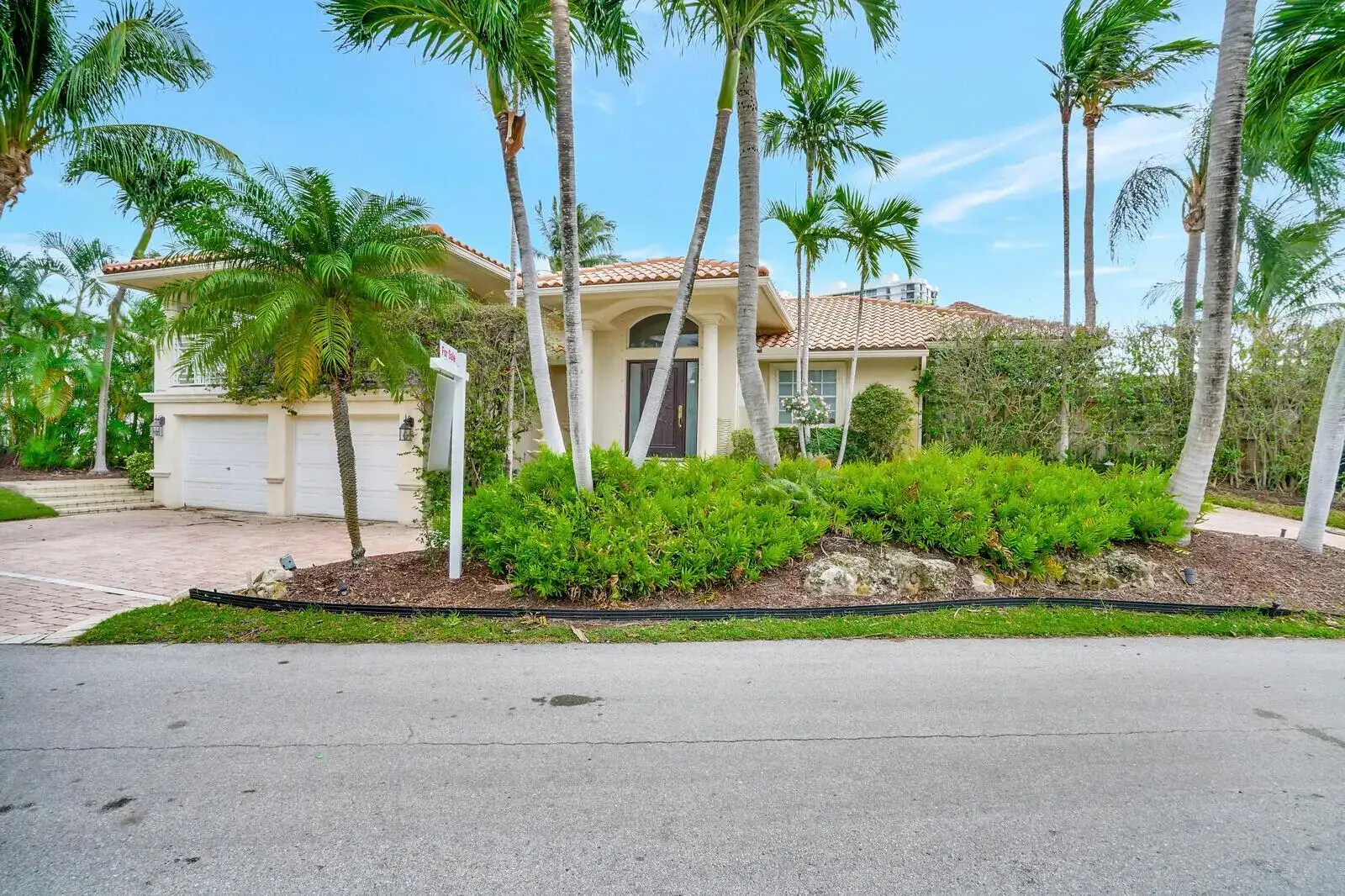 290 E FERN Drive, Boca Raton FL 33432 photo 2
