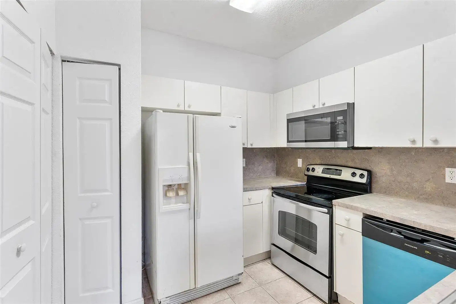 1407 S SANTA CATALINA Circle, North Lauderdale FL 33068 photo 3