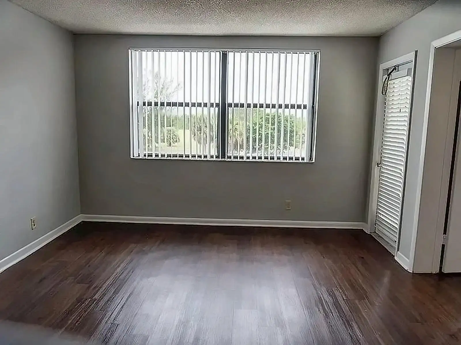 708 EXECUTIVE CENTER Drive # 12, West Palm Beach FL 33401 photo 2