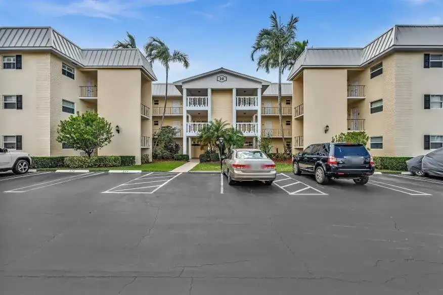 14 Colonial Club Drive # 300, Boynton Beach FL 33435 photo 4