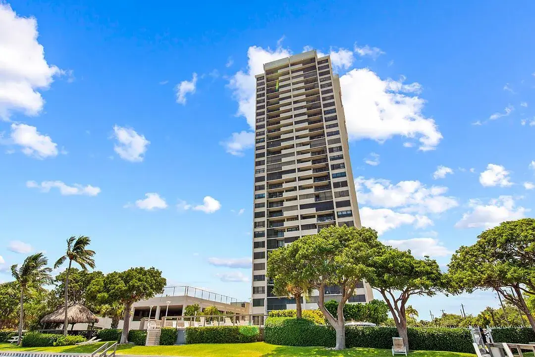 5600 N Flagler Drive # 2202, West Palm Beach FL 33407