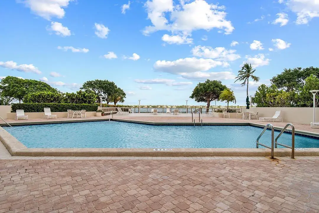 5600 N Flagler Drive # 2202, West Palm Beach FL 33407