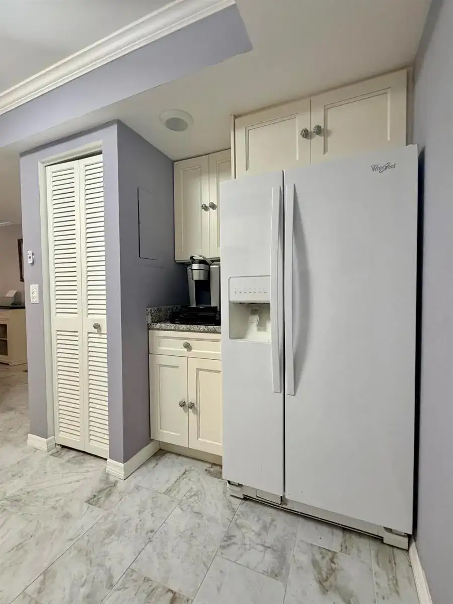 2425 PRESIDENTIAL Way # 304, West Palm Beach FL 33401 photo 3