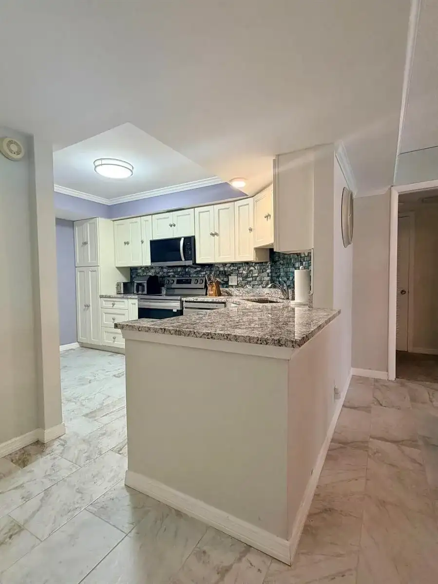 2425 PRESIDENTIAL Way # 304, West Palm Beach FL 33401 photo 5