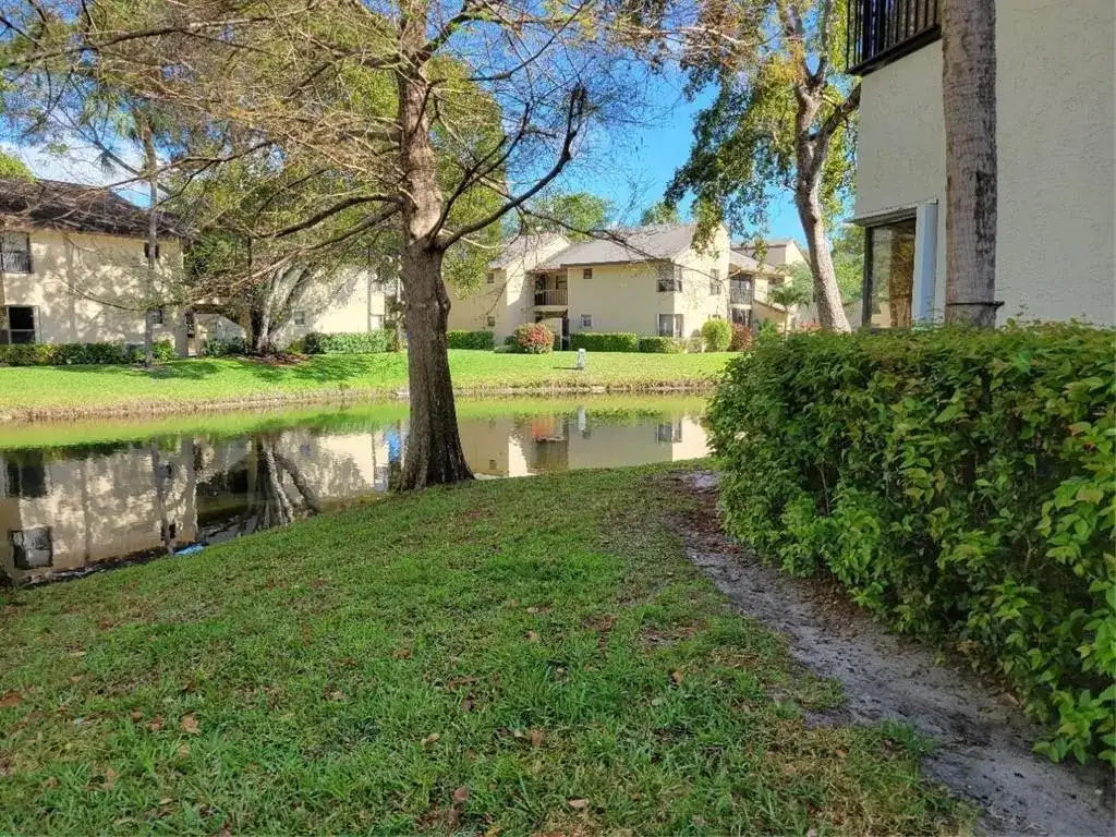 3559 COCOPLUM Circle, Coconut Creek FL 33063 photo 2