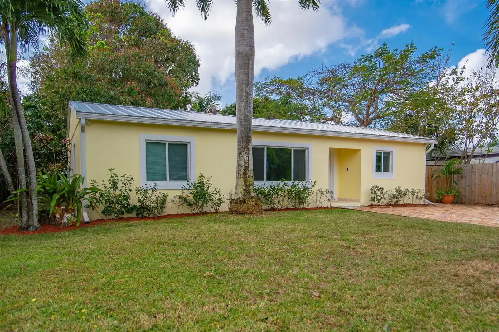 364 ORANGE Way, West Palm Beach FL 33405