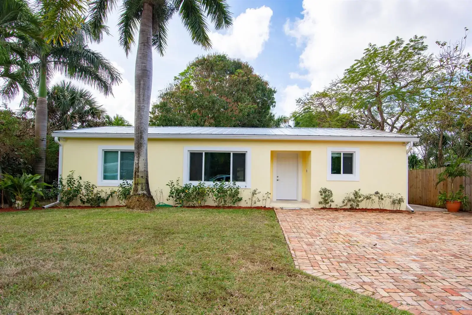 364 ORANGE Way, West Palm Beach FL 33405 photo 3