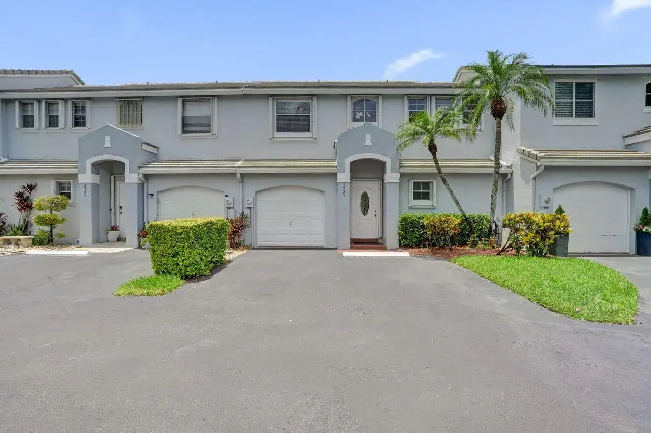 4737 Grapevine Way, Davie FL 33331 photo 2
