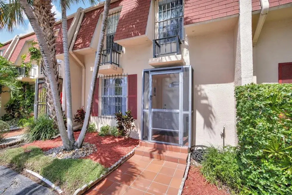 1001 THREE ISLANDS Boulevard # 36, Hallandale Beach FL 33009