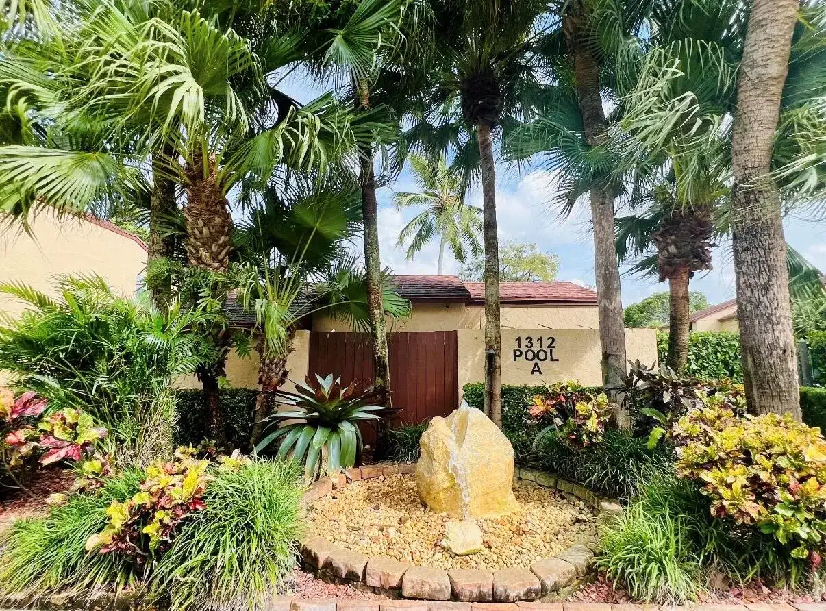 206 Lakeview Drive E, Royal Palm Beach FL 33411 photo 3