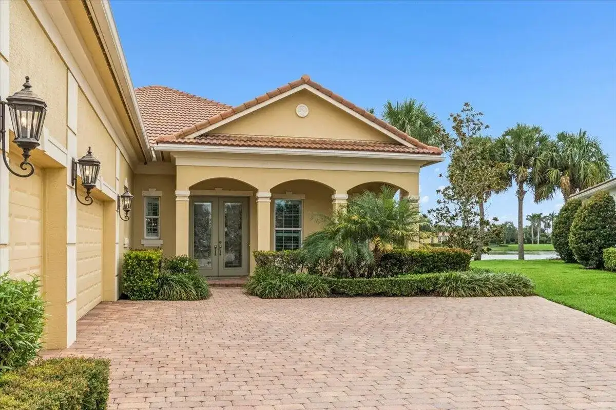 10539 SW CAPRAIA Way, Port St. Lucie FL 34986 photo 4