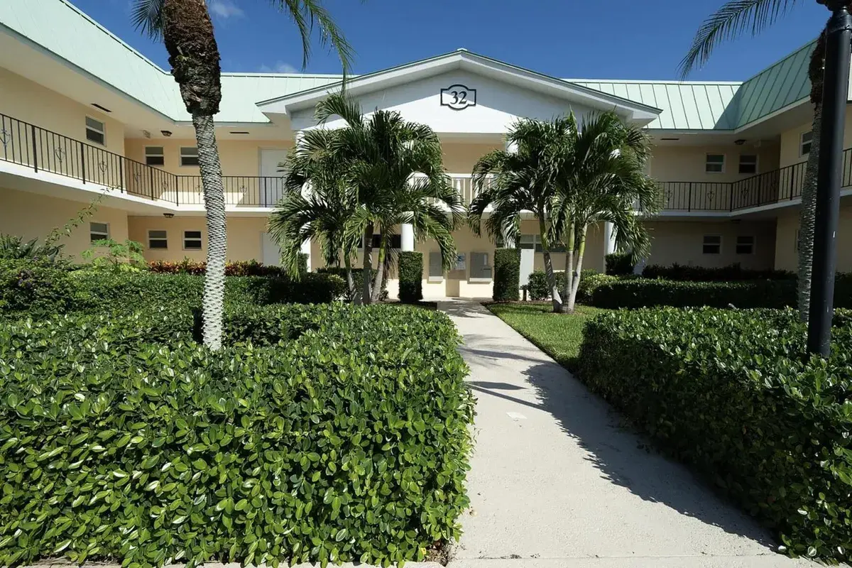 32 COLONIAL CLUB Drive # 102, Boynton Beach FL 33435