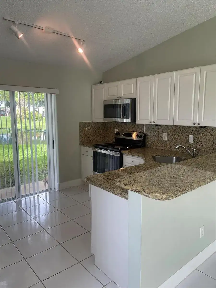 1810 SW 114th Terrace, Miramar FL 33025 photo 4