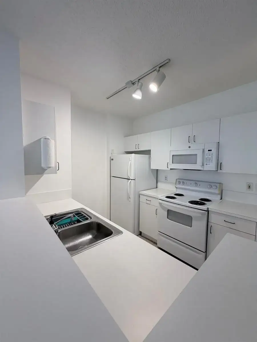 630 S SAPODILLA Avenue # 323, West Palm Beach FL 33401 photo 3