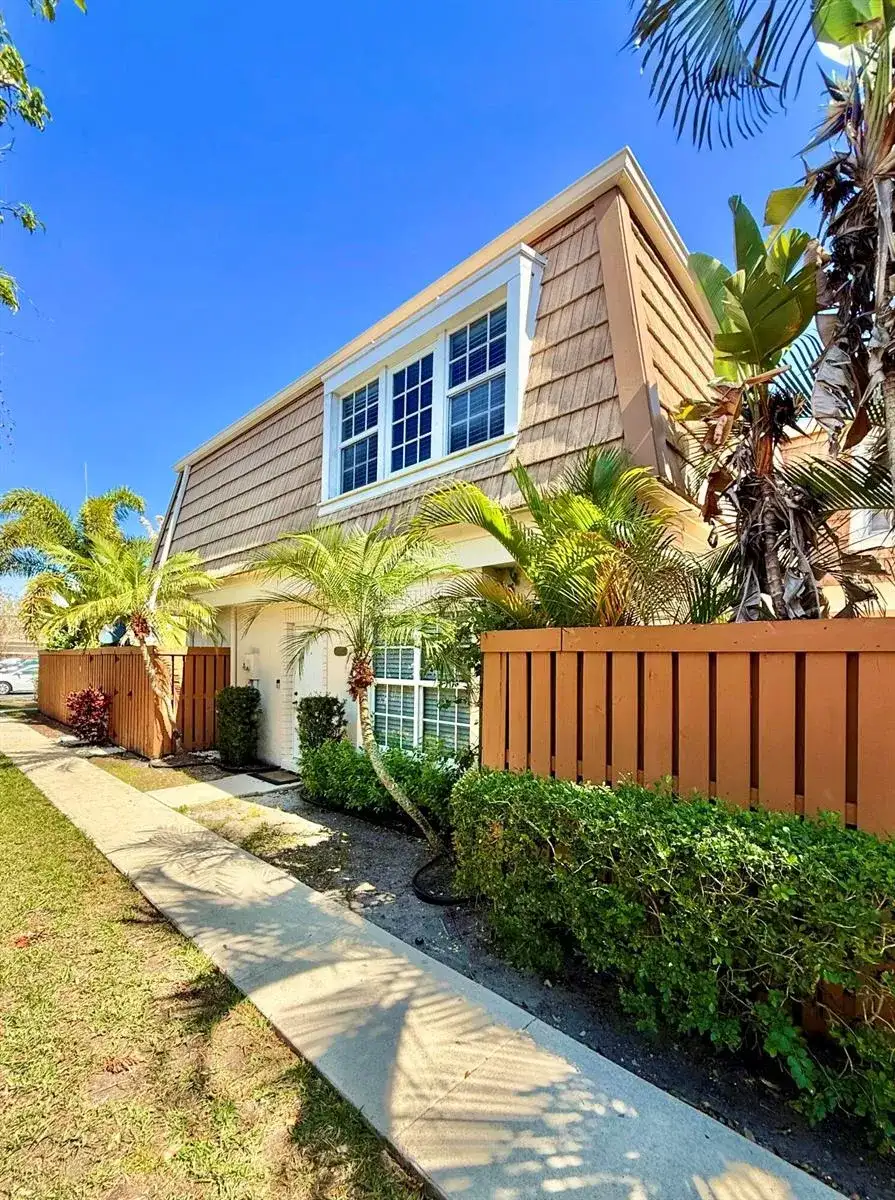 11584 WINCHESTER Drive, Palm Beach Gardens FL 33410 photo 2