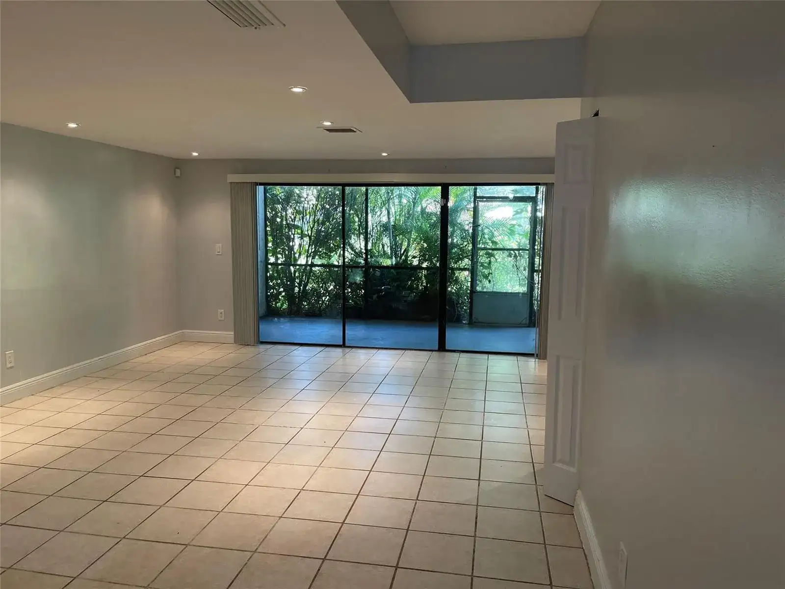 8843 SPRINGTREE LAKES Drive, Sunrise FL 33351 photo 3
