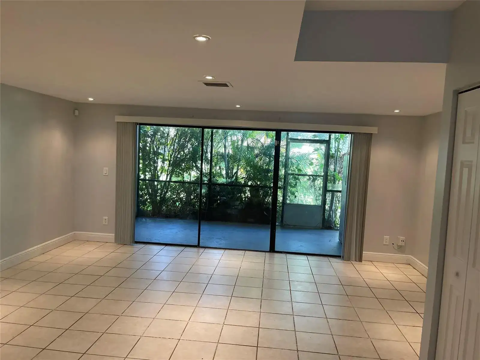 8843 SPRINGTREE LAKES Drive, Sunrise FL 33351 photo 5