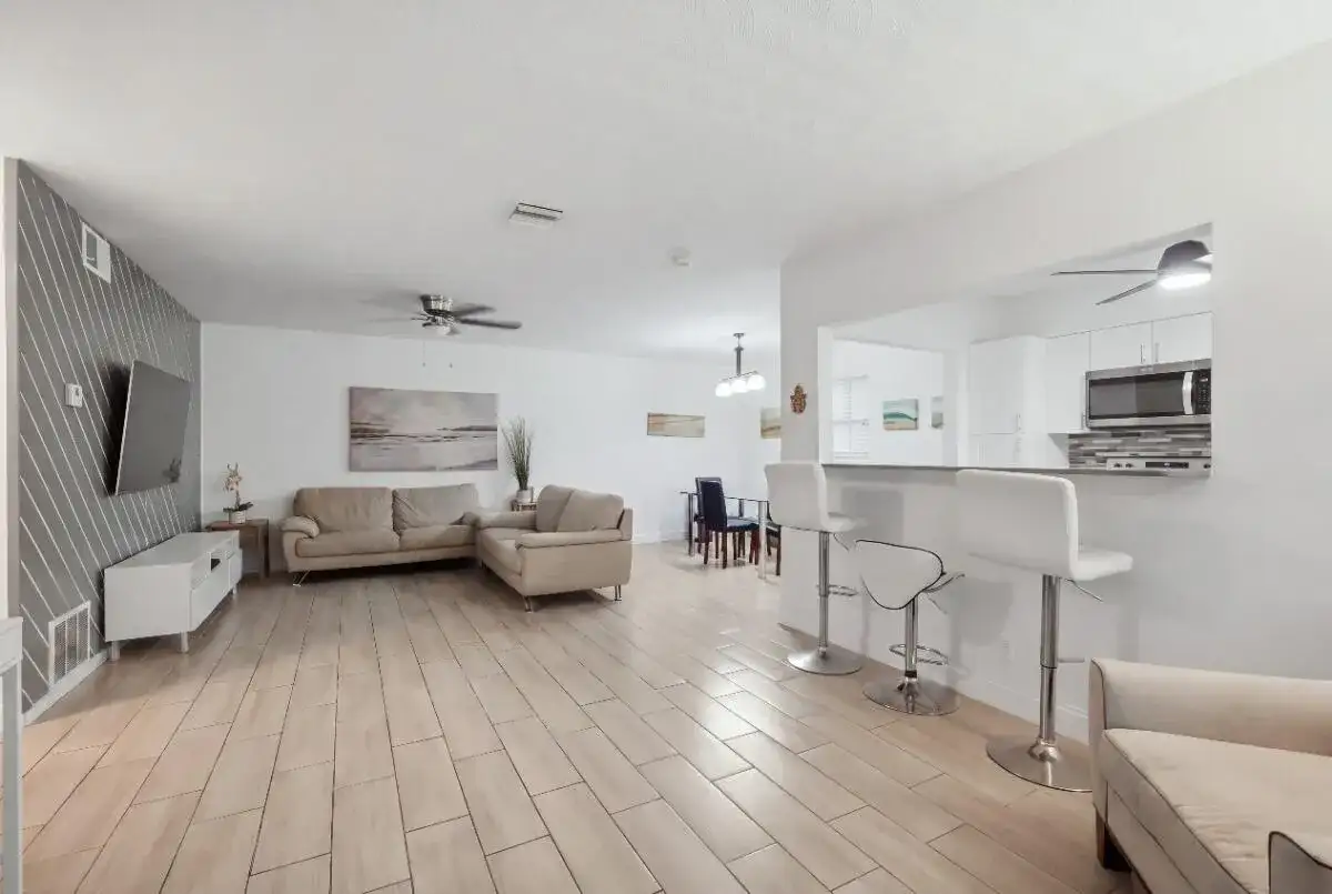 309 SW 7TH Court, Hallandale Beach FL 33009 photo 5
