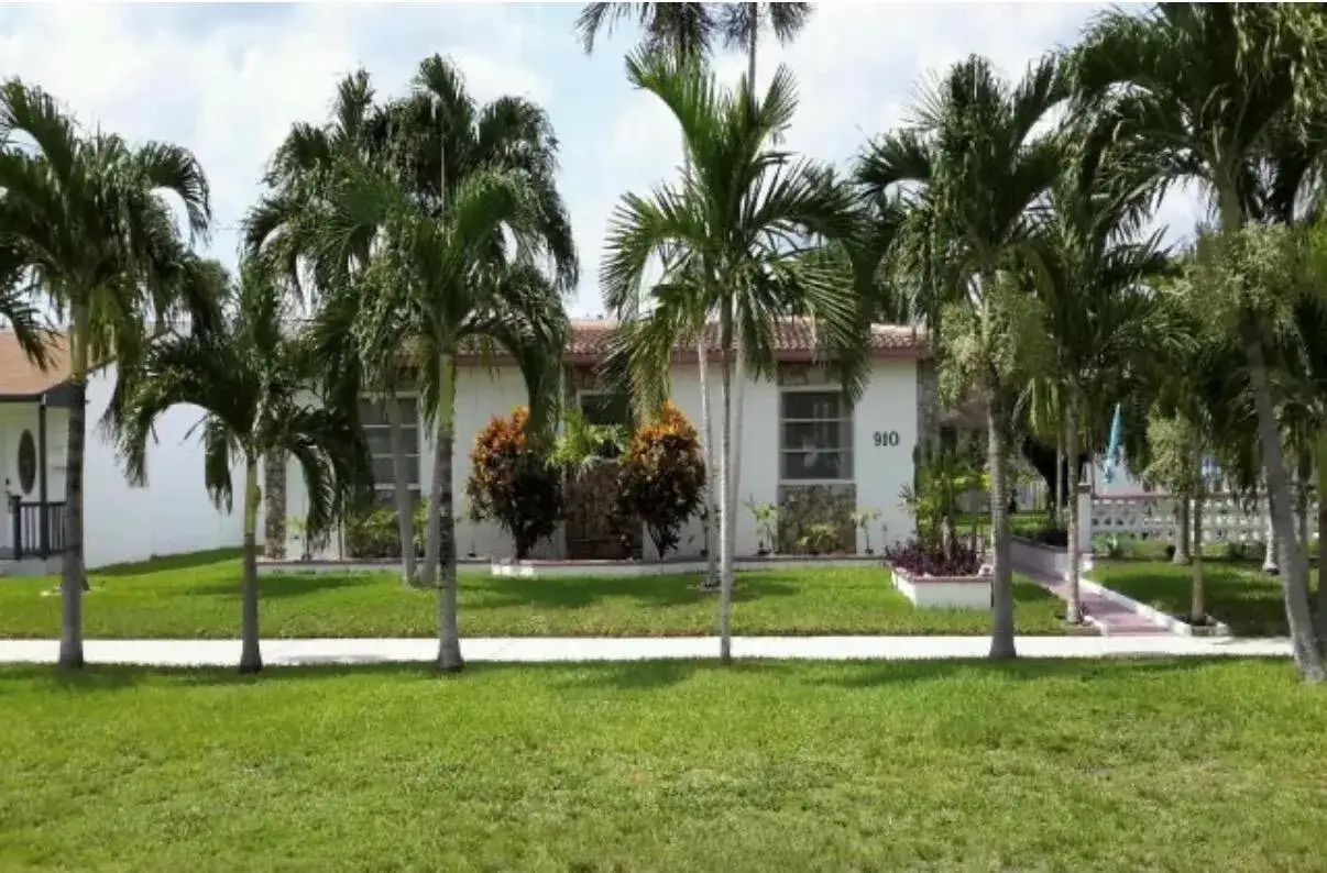 904-910 NE 10th Street, Hallandale Beach FL 33009