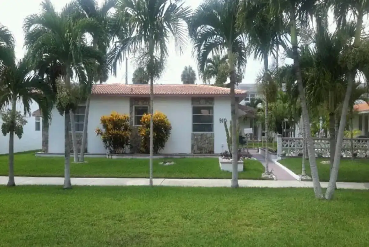 904-910 NE 10th Street, Hallandale Beach FL 33009 photo 2