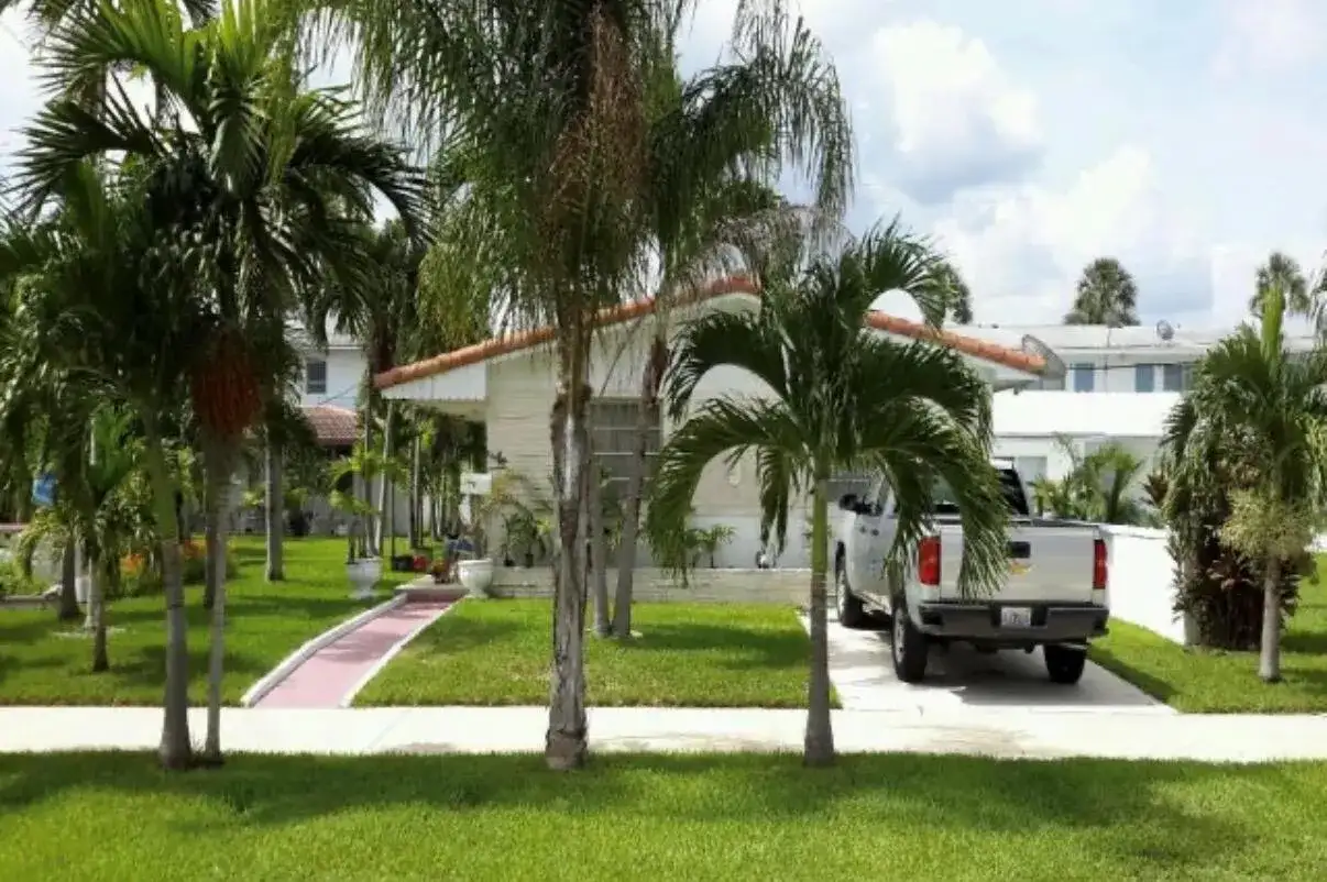 904-910 NE 10th Street, Hallandale Beach FL 33009 photo 3