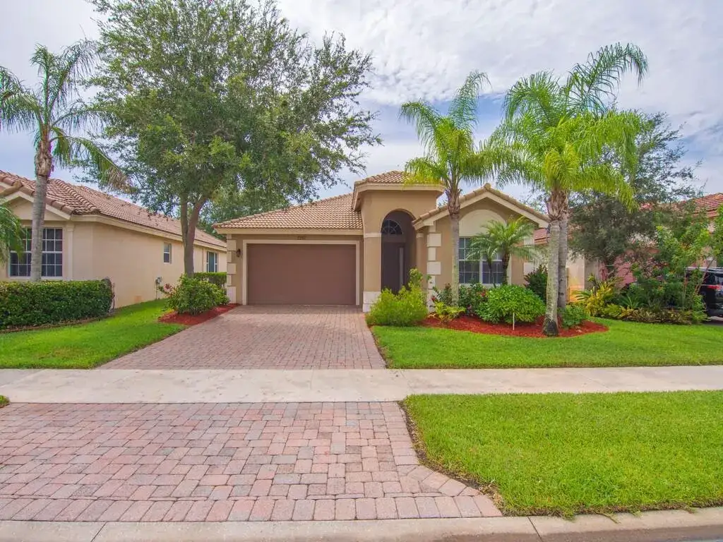 2287 SW NEWPORT ISLES Boulevard, Port St. Lucie FL 34953 photo 2