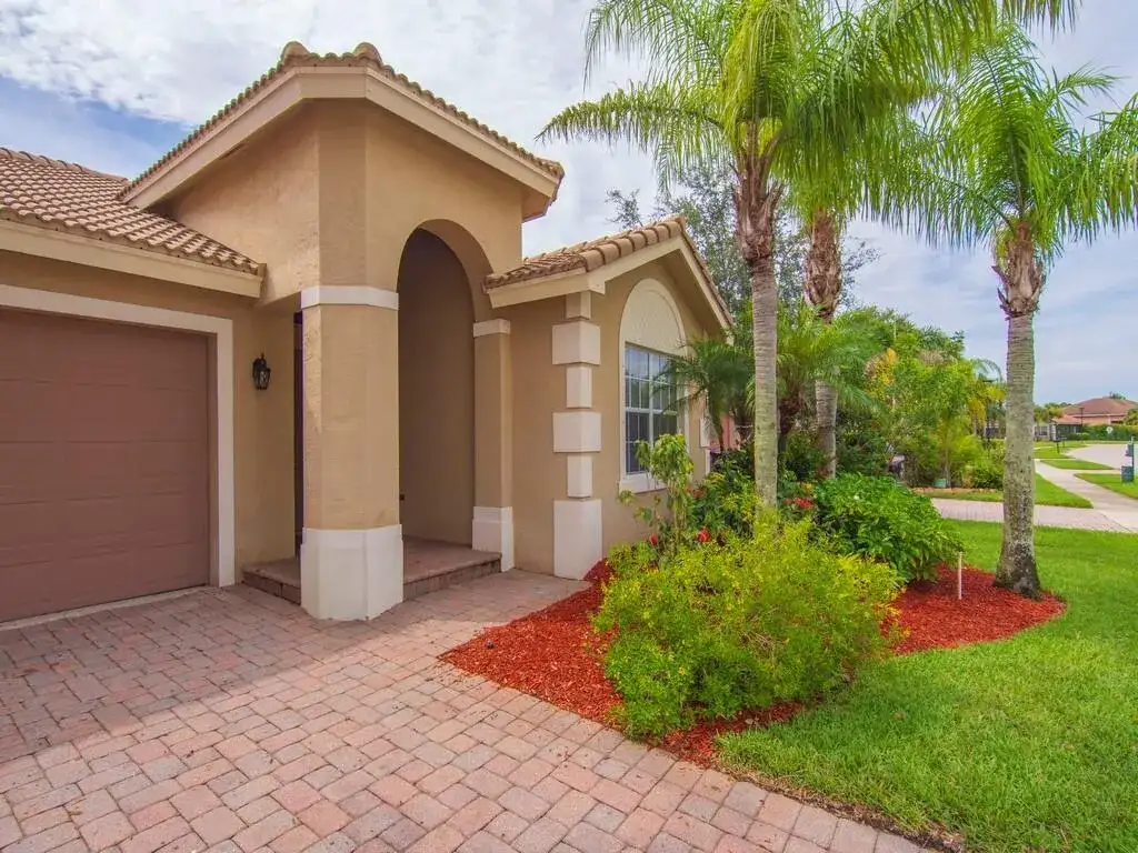 2287 SW NEWPORT ISLES Boulevard, Port St. Lucie FL 34953 photo 3