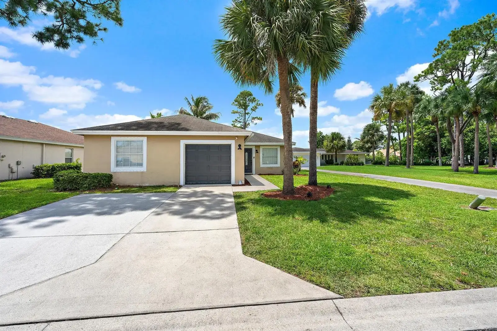 5483 Club Circle, Haverhill FL 33415 photo 2