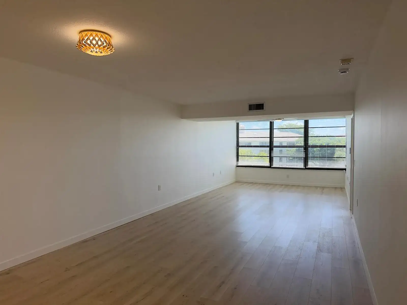 3710 WHITEHALL Drive # 404, West Palm Beach FL 33401 photo 2