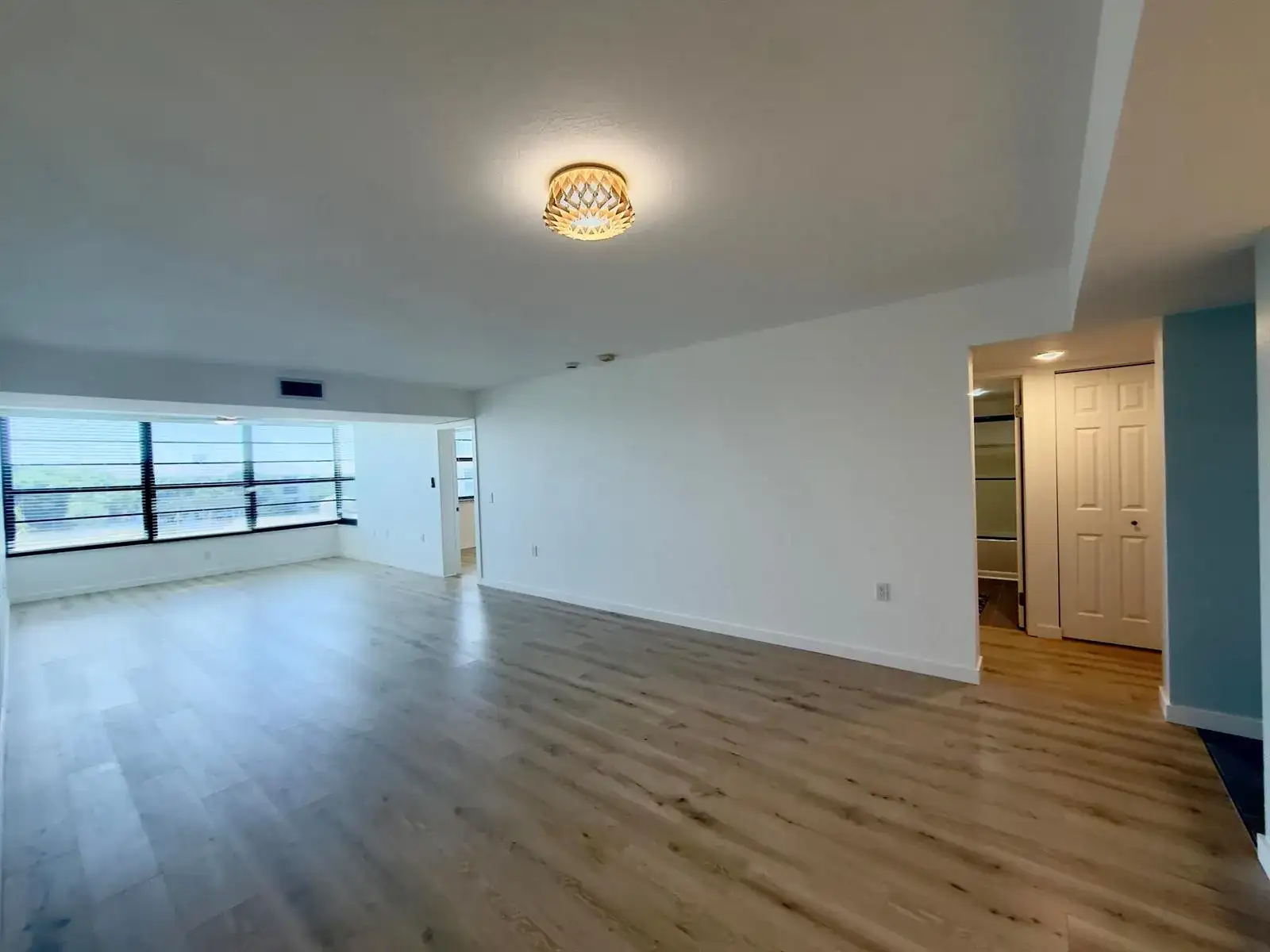 3710 WHITEHALL Drive # 404, West Palm Beach FL 33401 photo 3