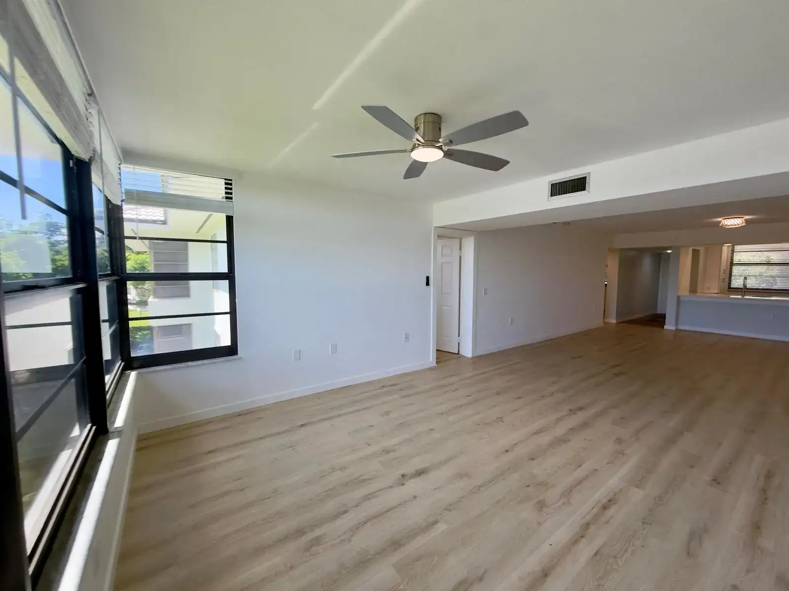 3710 WHITEHALL Drive # 404, West Palm Beach FL 33401 photo 4