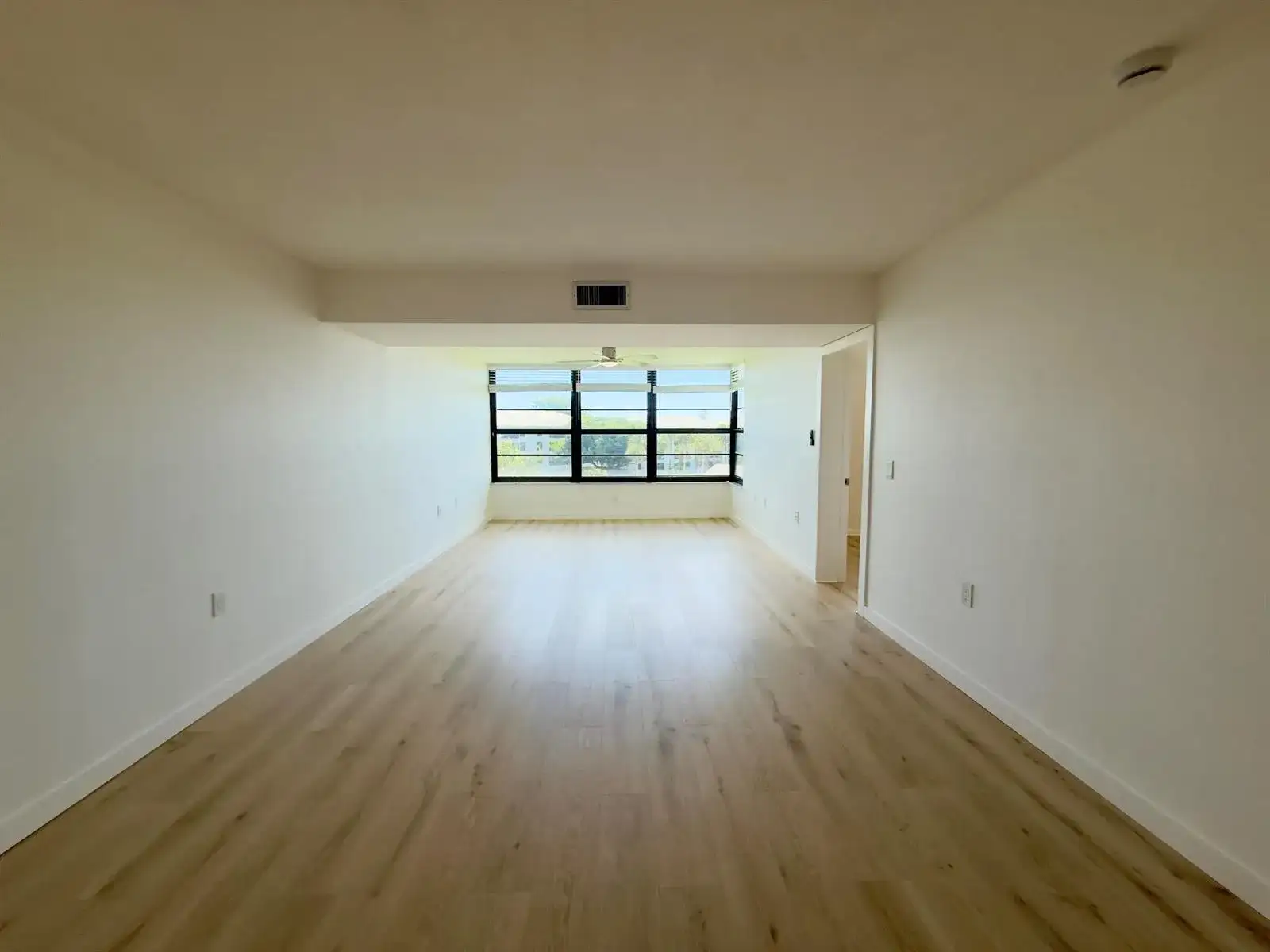 3710 WHITEHALL Drive # 404, West Palm Beach FL 33401 photo 5