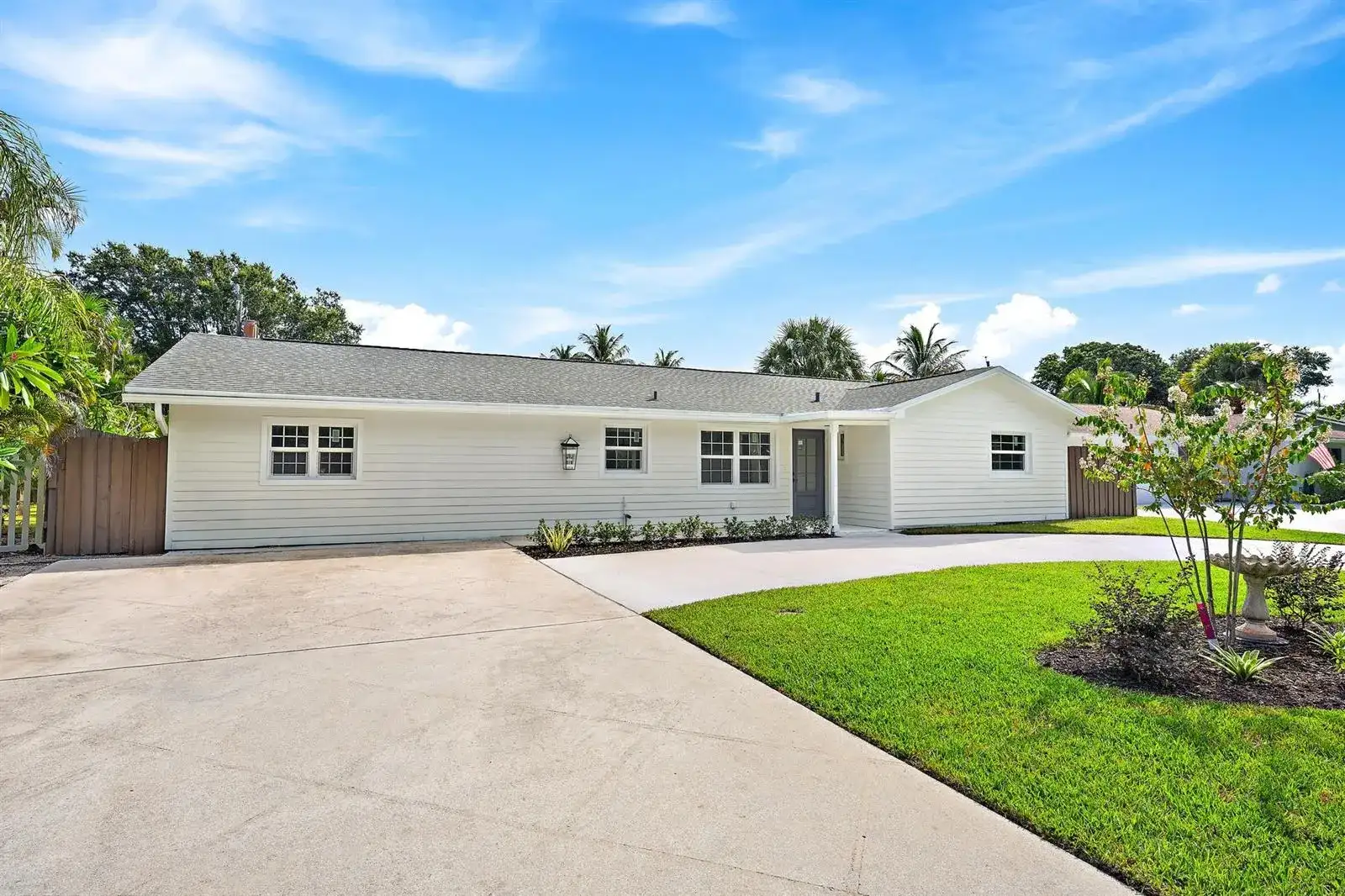 109 E RIVERSIDE Drive, Jupiter FL 33469 photo 2