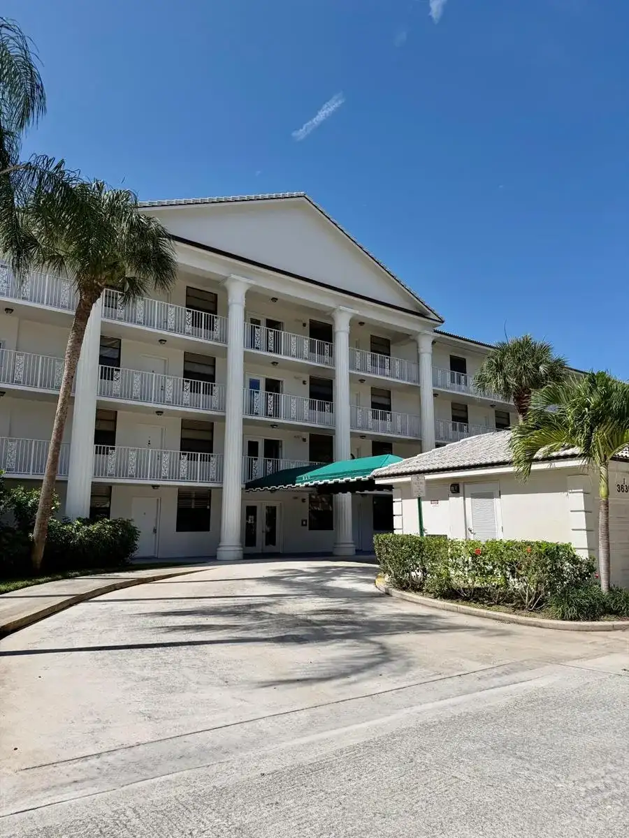 3635 Whitehall Drive # 302, West Palm Beach FL 33401 photo 3