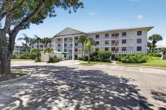 3635 Whitehall Drive # 302, West Palm Beach FL 33401 photo 4