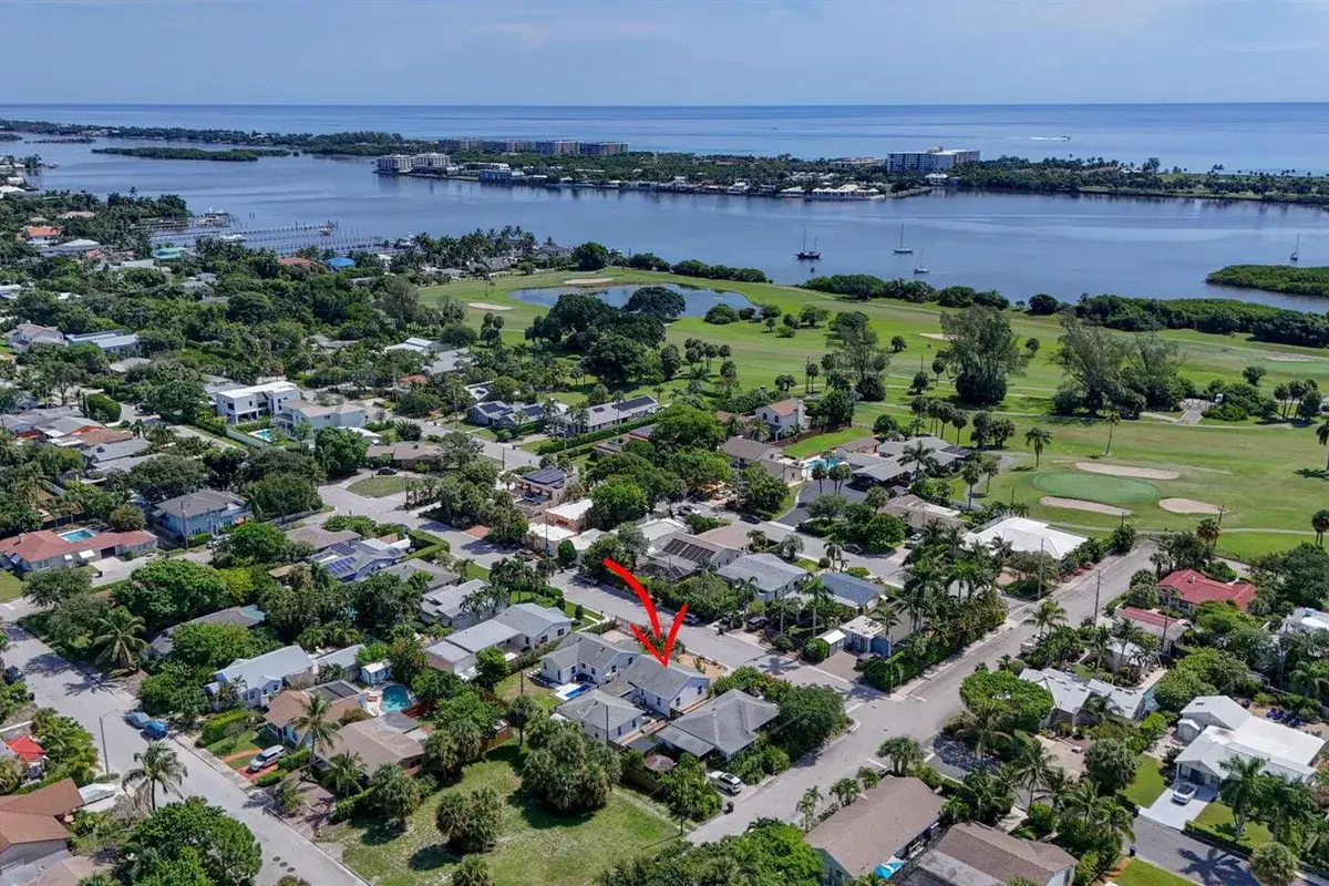 1305 N Palmway, FL 33460
