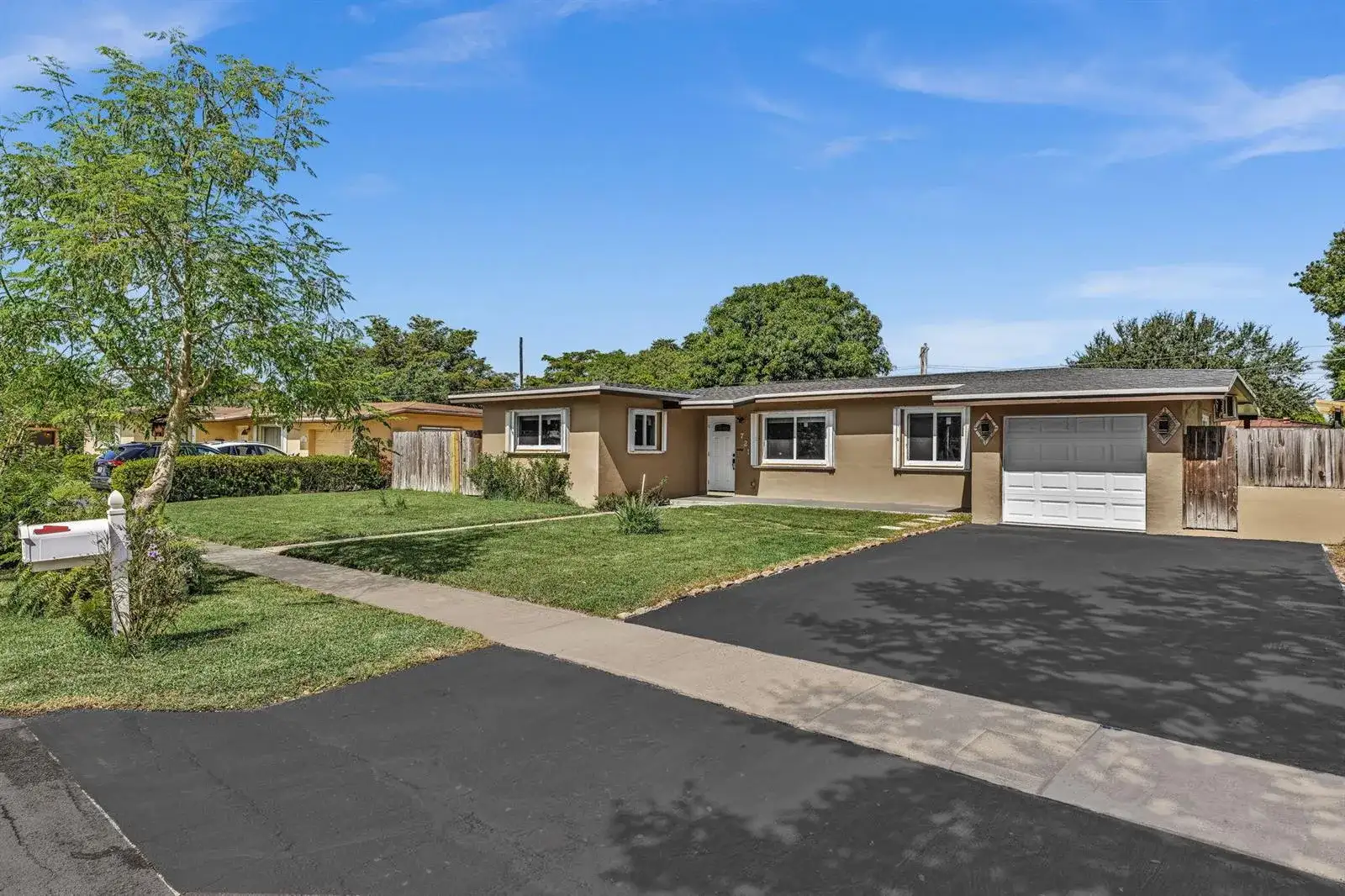 721 FAIRWAY Drive, Plantation FL 33317 photo 2