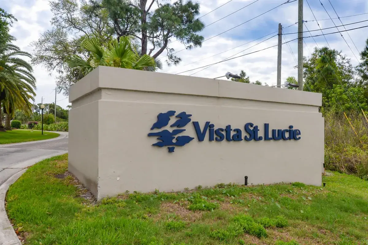 8 Lake Vista Trail, Port St. Lucie FL 34952