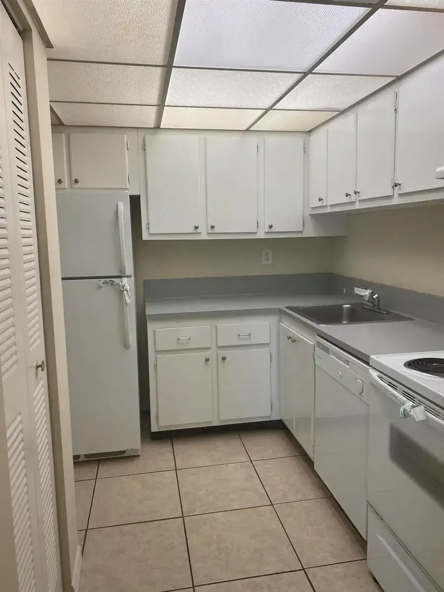 409 EXECUTIVE CENTER Drive # 211, West Palm Beach FL 33401 photo 4
