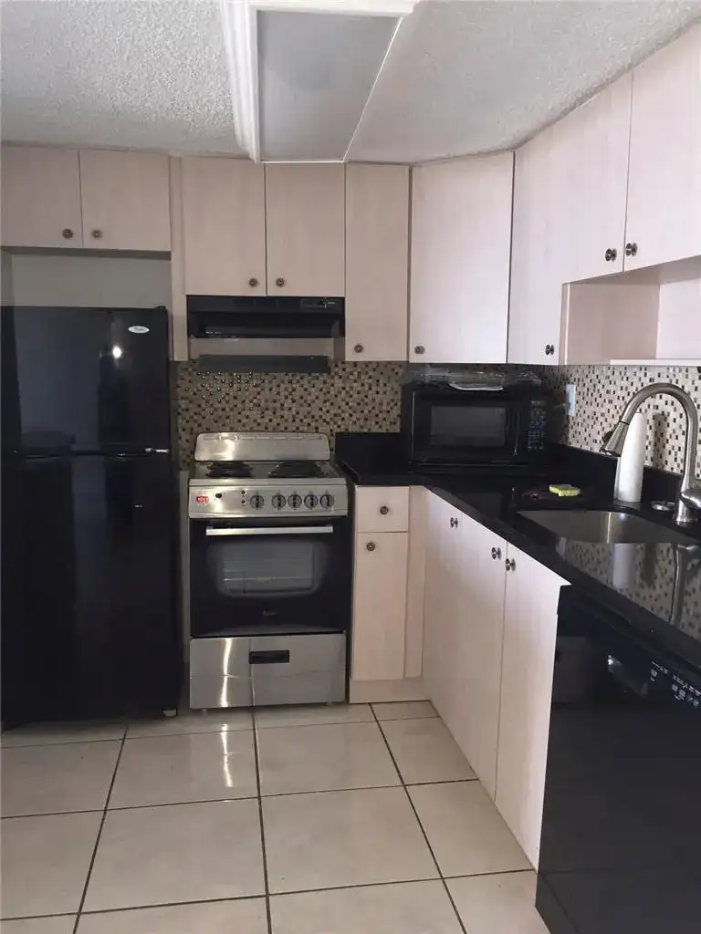 300 OREGON Street # 303, Hollywood FL 33019 photo 3