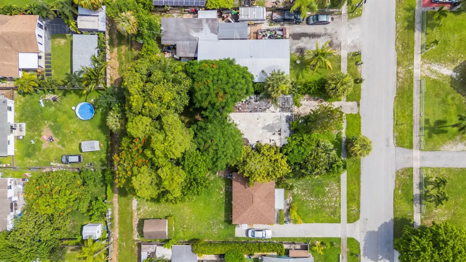 240 PERRY Avenue, FL 33463 photo 3