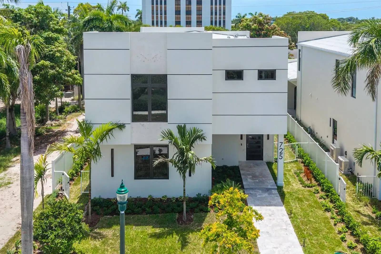 725 SE 4TH Avenue, Delray Beach FL 33483 photo 2