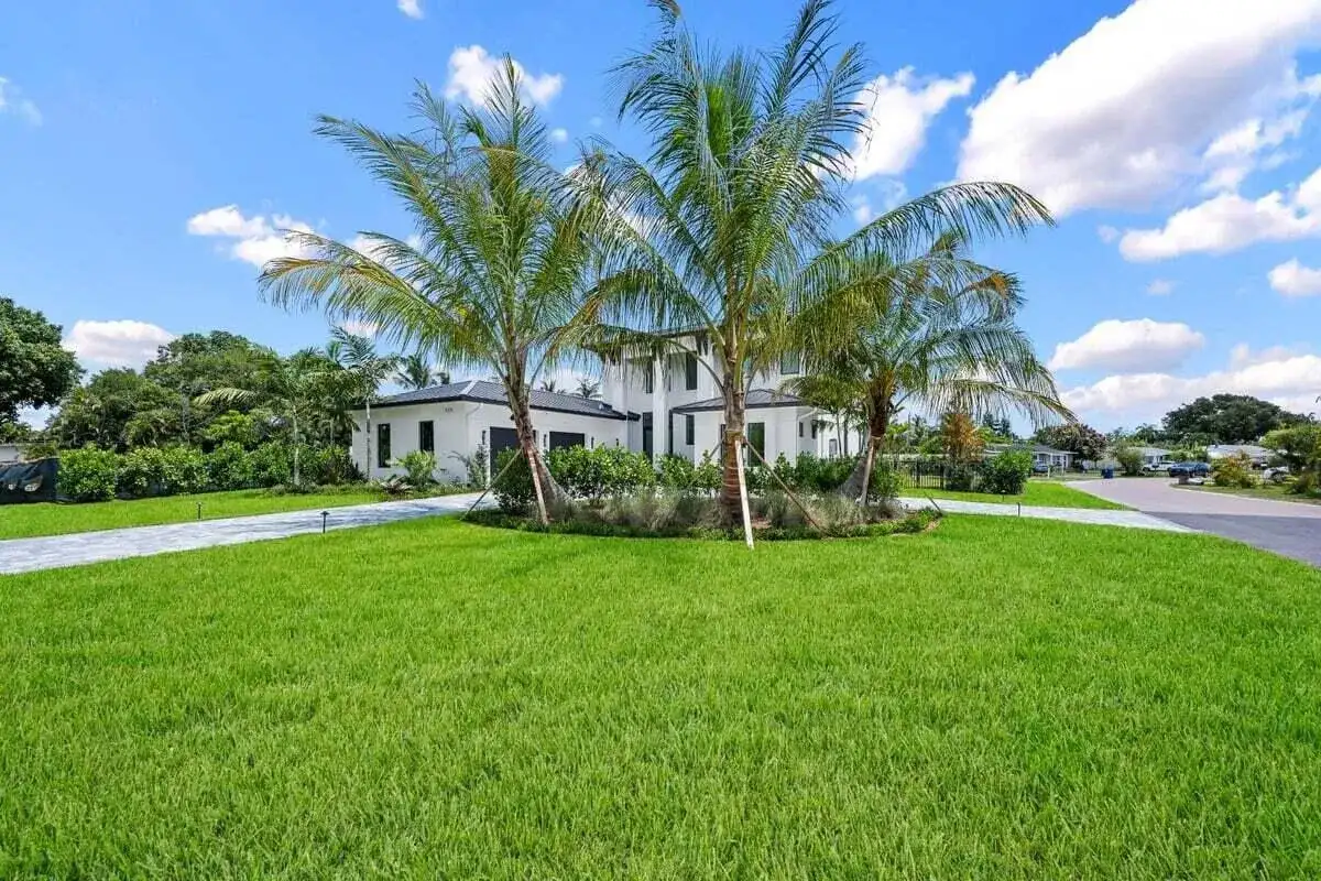 325 W Riverside Drive, Jupiter FL 33469 photo 2
