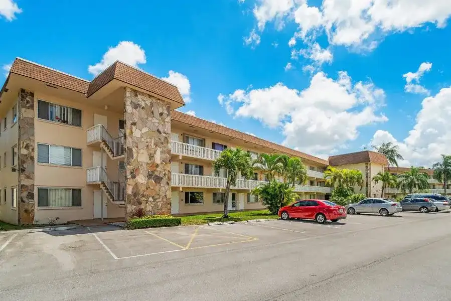400 VILLAGE GREEN Circle W # 102, Palm Springs FL 33461